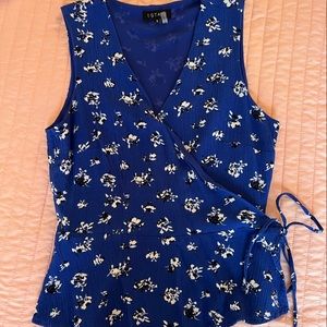 1 State blue floral top, size small